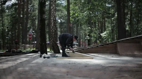 Man polishing a goods from wood in the skatepark Video stock 59241920