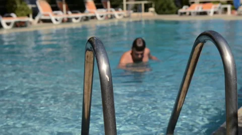 Man in the pool Video stock 51484832