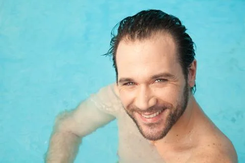 Man in the pool relaxed Stock-Fotos