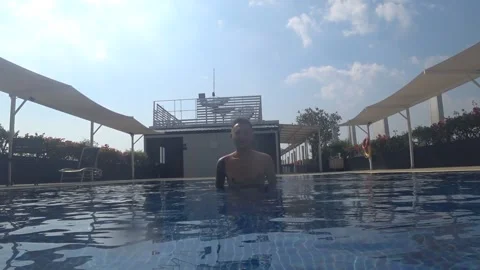Man in the pool under water 動画素材 130189522
