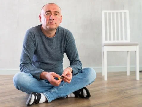 Man poses sitting in a studio Stock-Fotos