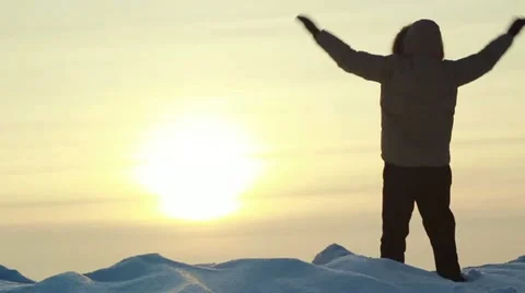 Man poses on a summit at sunset and waves his arms (SLOW) Vídeo Stock 19591733