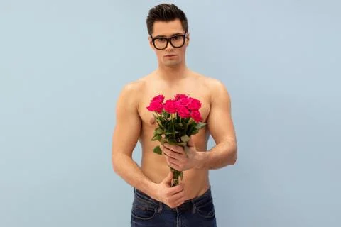 Man posing with pink roses. 스톡 사진