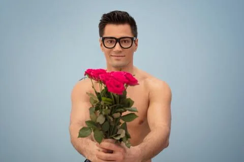 Man posing with pink roses. Stock-Fotos