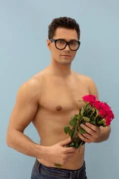 Man posing with pink roses. Foto stock