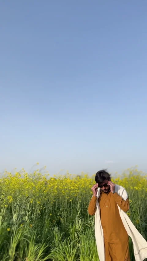 Man Posing in Yellow Mustard Field Vídeo Stock 334608409