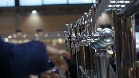 A man pour draft beer 動画素材 119591314