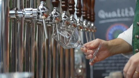 A man pour draft beer 動画素材 119592780