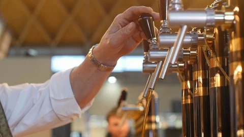 A man  pour draft beer Stock Footage 119595902