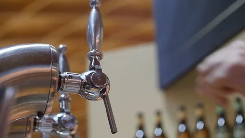 A man  pour draft beer 스톡 동영상 119598863