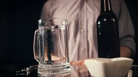 Man Pouring beer into mug Vídeos de archivo 75660035