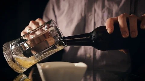 Man Pouring beer into mug Видео 75660146