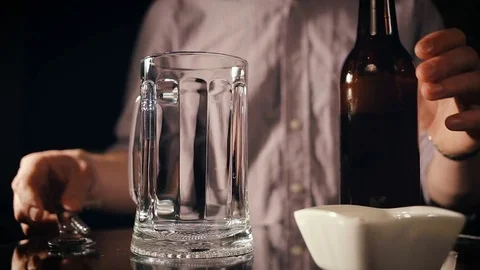 Man Pouring beer into mug Видео 75660149