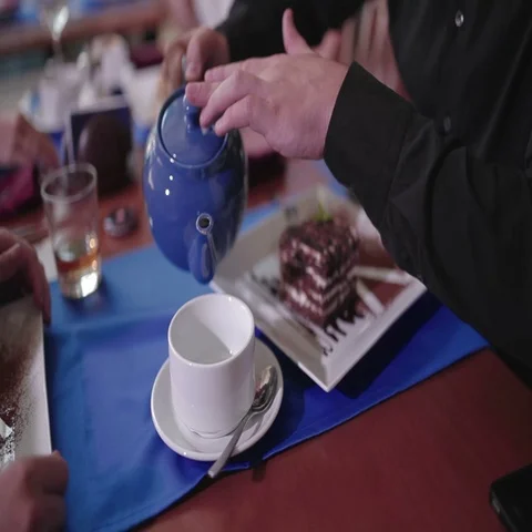 Man pouring black tea in a cup Vídeos de archivo 69282707