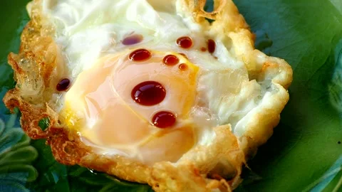 Man is pouring sauce on fried egg, in door Chiangmai Thailand. Stock Footage 220702854