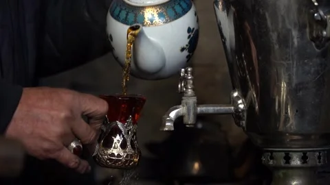 Man Pouring Tea from Samovar with Teapot 库存影片 251541694