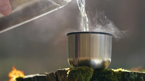Man pouring tea in thermos flask 動画素材 87003635