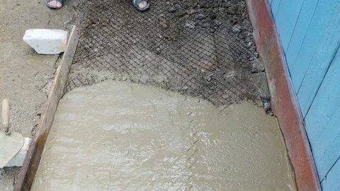 Man pours cement from a bucket Video stock 80292421
