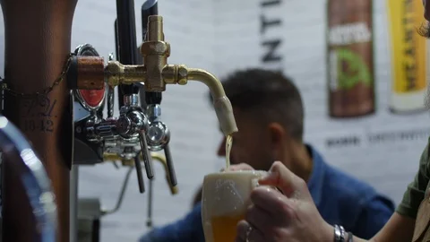 A man pours a draft beer Vídeos de archivo 119590243