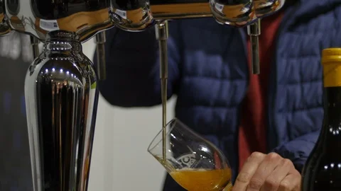 A man pours a draft beer 動画素材 119590421