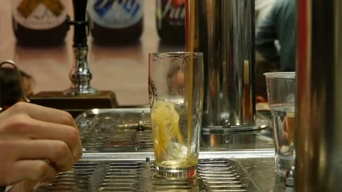 A man pours draft beer Stock-Footage 119590926