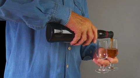 Man pours  sherry Vídeos de archivo 56453400