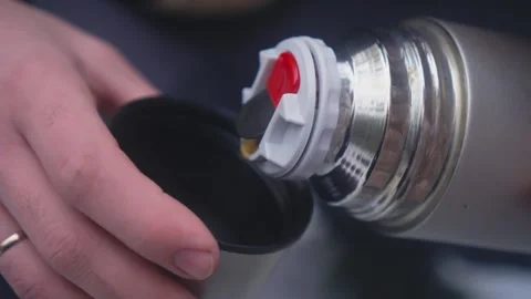 Man pours tea from thermos Vidéo 166505261