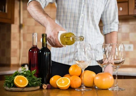 Man pours white wine Foto stock