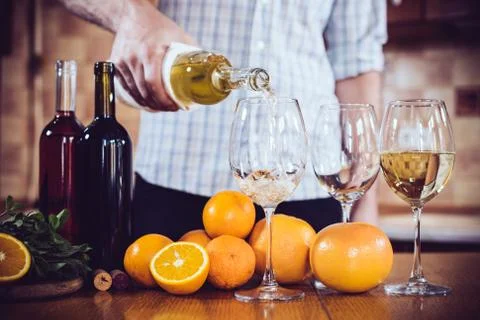 Man pours white wine Foto stock