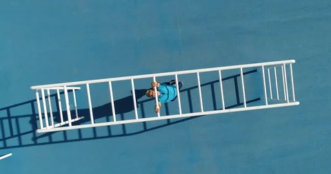 A man powers along some Monkey Bars. Stock-Footage 86132600