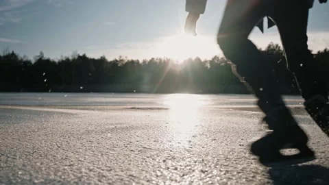 Man practice ice skating tricks on a clear frozen lake on a sunny winter day Stock-Footage 170161880