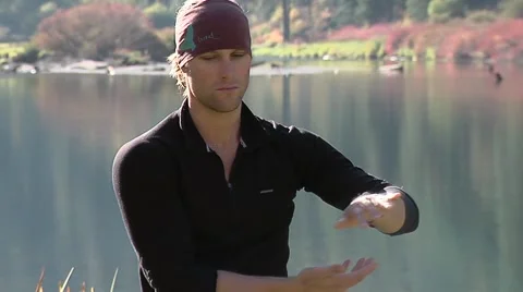 Man practices Tai Chi Video stock 1050363