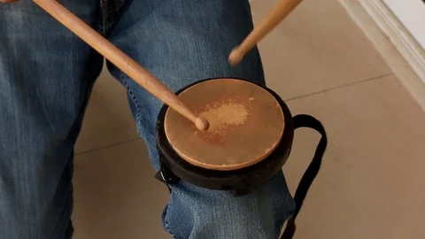 Man Practicing Drums on a Practice Pad Vídeo Stock 118165152