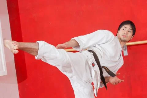 Man practicing karate Stock-Fotos