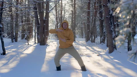 Man practicing qigong breathing exercise in snowy winter forest Stock-Footage 334839680