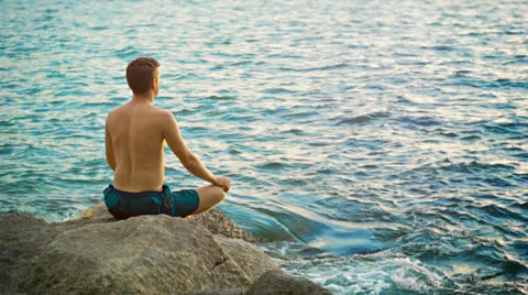 Man practicing yoga on the seashore Vídeos de archivo 34281666