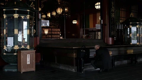 Man in prayer at the Senso-ji shrine Vídeo Stock 128292004