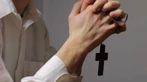 Man praying with a cross in hands Video stock 95260450