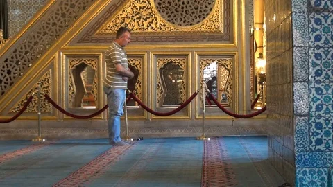 Man praying in mosque Stock Footage 93028550