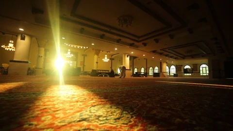 A man praying in side a mosque at prayer time Vídeo Stock 102386928