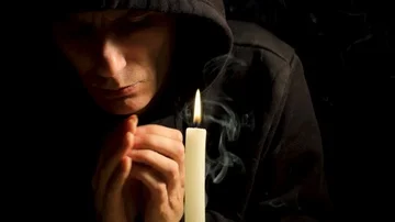 The man prays before the candle Video stock 85940652