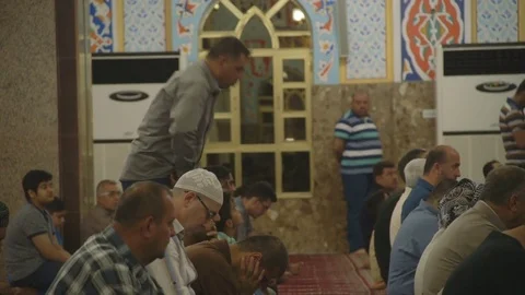 Man prays during Ramadan Prayers at Jalil Khayat Mosque Stock Footage 77159798