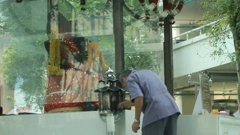 A man prays for ganesha Video stock 90137233
