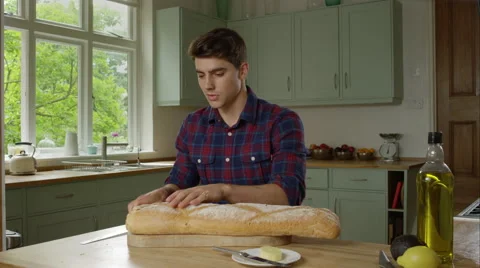 Man prepairing a healthy lunch while at home. Video stock 63004977
