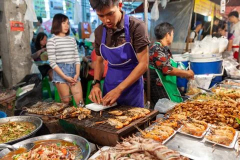 Man prepare prawns for sale Stock Photos