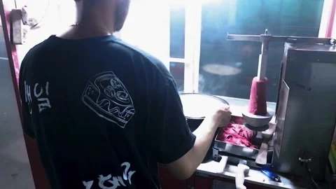 Man prepare a tortilla bread for Kebab Video stock 277517158