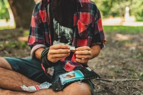 The man prepares a cigarette. Foto stock