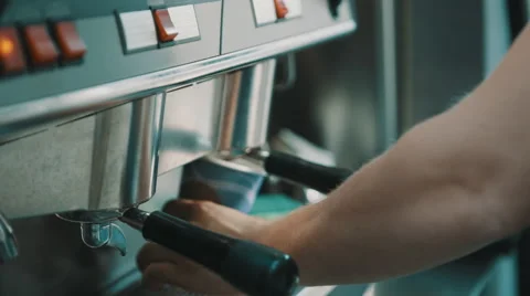 Man prepares coffee in the coffee machine Vídeo Stock 65105131