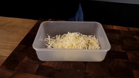 A man prepares delicious snacks Vidéo 128634803