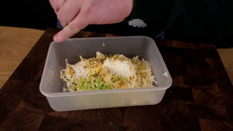 A man prepares delicious snacks 库存影片 128635402